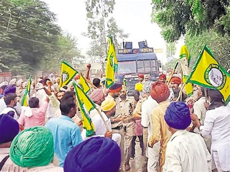 Farmers’ protest: Bathinda-Chd road blocked near Rampura; traffic ...