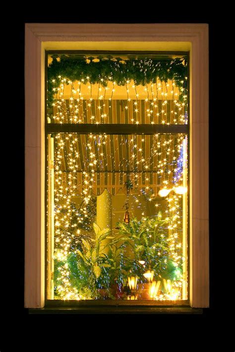 15 Inspired Christmas Window Decoration Ideas | LoveToKnow