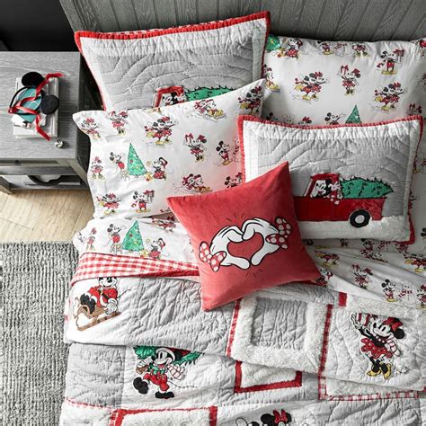 This Mickey Christmas Quilt is the Perfect Way to Dress up your Bedroom ...