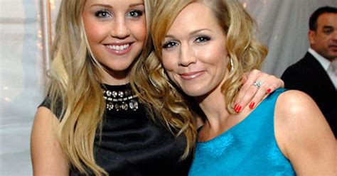 Jennie Garth on Amanda Bynes: "I Tried Reaching Out to Her" - Us Weekly