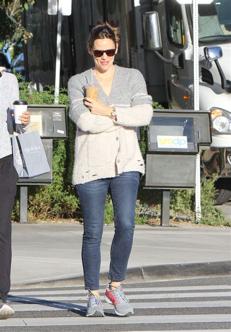 Jennifer Garner Street Style - Out in Brentwood, December 2015 • CelebMafia