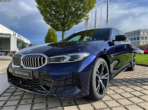 2023 BMW 330e Touring looks the part in the Tanzanite Blue