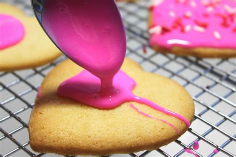 A Feast for the Eyes: Deluxe Sugar Cookies with a Simple Cookie Glaze