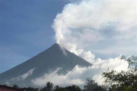 Bangkok Post - Thousands evacuated as Philippine volcano spews ash, rocks