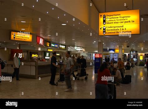 Terminal 1 al London Heathrow Airport Departures Stock Photo - Alamy