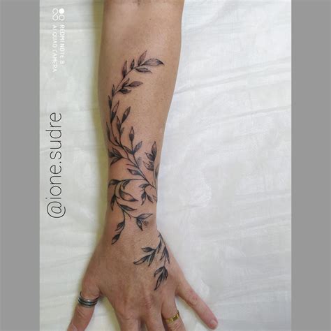 134 small hand tattoos that had us wishing for more hands – Artofit