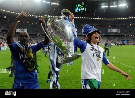 Ramires chelsea champions league trophy hi-res stock photography and ...