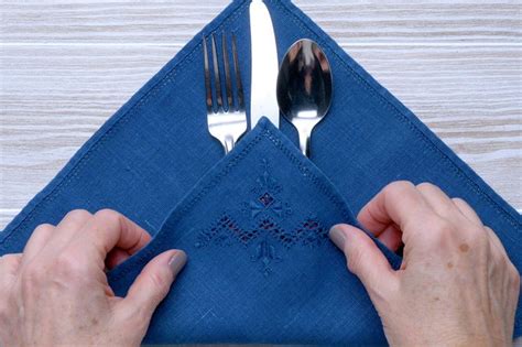 Folding Cloth Napkins With Silverware