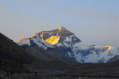 Sunrise on Everest. # Travel to Everest alone | 山