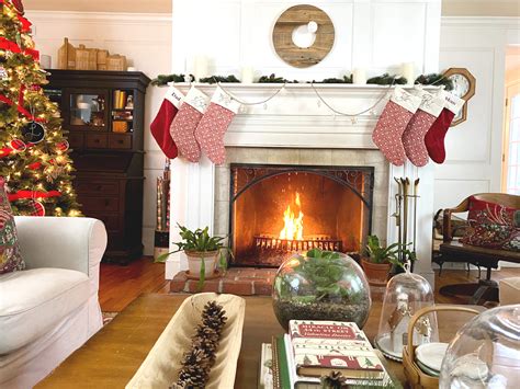 Perfect Farmhouse Red Christmas Fireplace Mantel Decor with Christmas ...