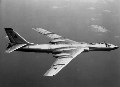 Journal Militer: Tu-16, Pembom Strategis Yang Menakutkan