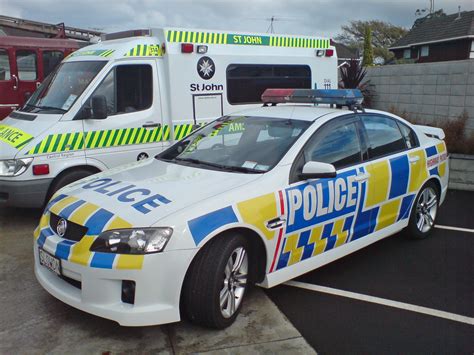 File:2006-2008 Holden VE Commodore SV6 sedan (New Zealand Police) 01 ...