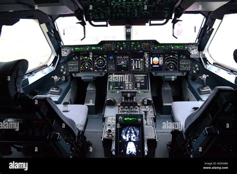 Das Cockpit des deutschen Militaertransporters von Airbus A400M. Das ...