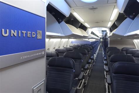 Review: United 737 MAX 9 First Class From Orlando to Houston