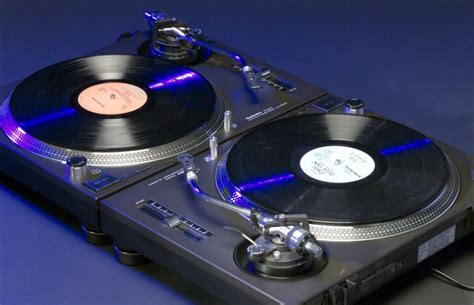 Turntables Vs CDJs Vs Controllers: Which Is Better? - MusicGiants