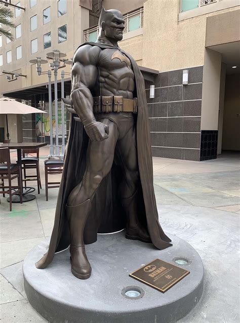 Batman Statue Unveiled in Burbank – The Hollywood Reporter