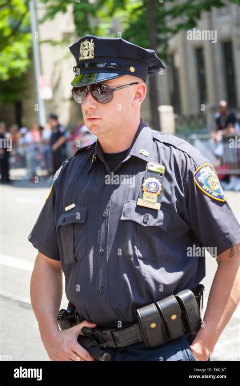 New York Police Department policeman, NYPD, Manhattan, New York City ...