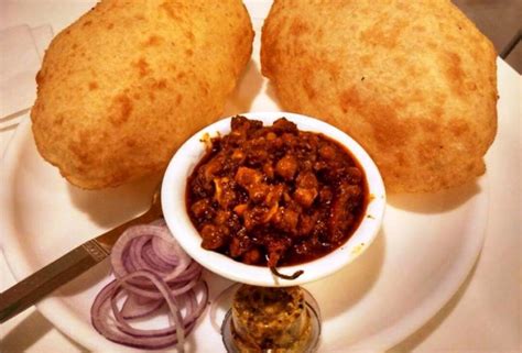 10 Famous Street Foods Delhi You Should Try - #TravelWorld