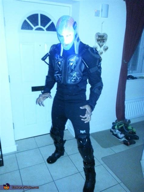 Electro Costume | Creative DIY Costumes - Photo 3/5