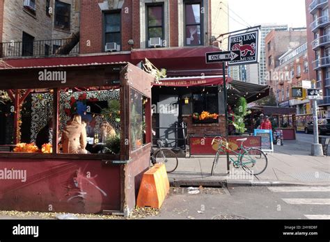 outdoor gathering at the Red Lion, Manhattan 2021 Stock Photo - Alamy