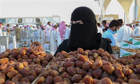 Traders, consumers bid for sweetest dates at festival in Saudi Arabia ...