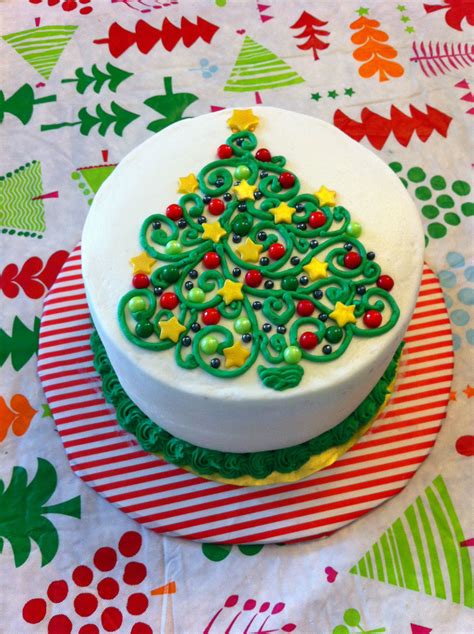 Swirly Christmas Tree cake - Swirly Christmas tree buttercream design ...