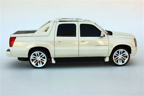 AMT 1/25 scale 2005 Cadillac Escalade EXT plastic model kit review ...