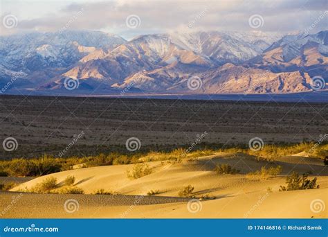 Stovepipe Wells Sand Dunes, Death Valley National Park, Californ Stock ...