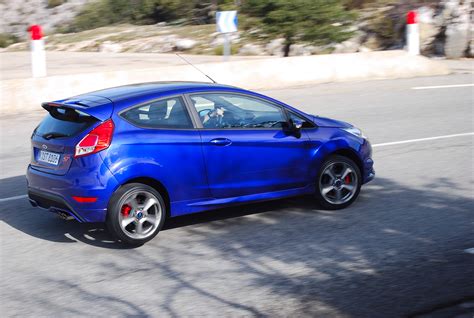 Ford Focus vs Ford Fiesta ST - We review and compare them