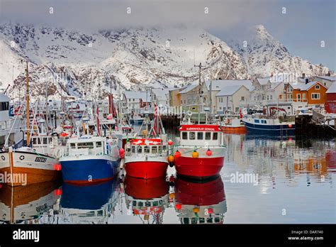 Fishing boats in the harbour of Henningsvaer / Henningsvær in the Stock ...