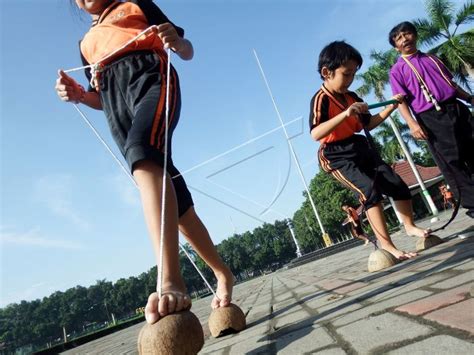 Permainan Tradisional Egrang Batok Kelapa | ANTARA Foto