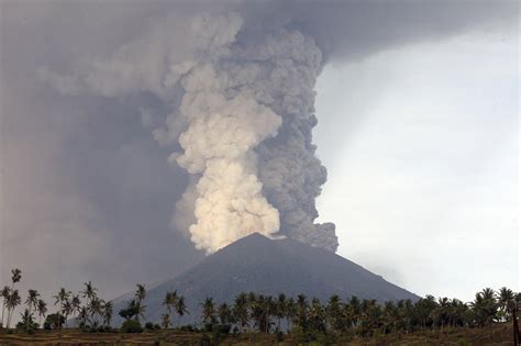 Volcano gushing ash over Bali closes airport for a 2nd day - Chicago ...