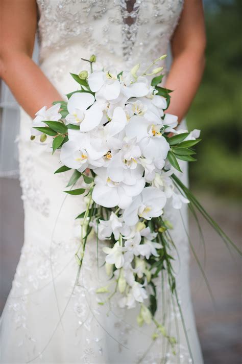 27 Stunning Cascading Bouquets for Every Type of Wedding | Cascading ...