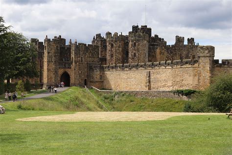 Highlight: Alnwick Castle and Gardens ★ I Travel for the Stars - Travel ...