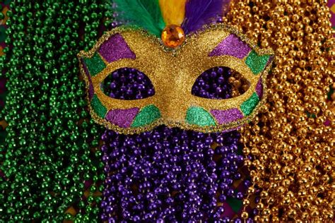 Mardi Gras Mask and Colorful Mardi Gras Beads Background Stock Photo ...