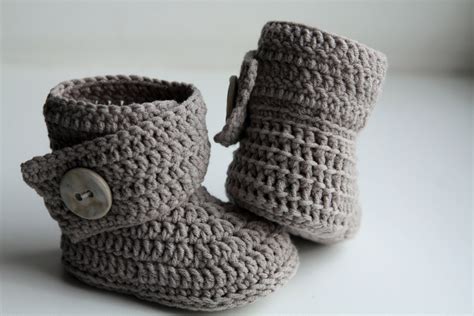 NEW CROCHET PATTERN FOR BABY BOOTIES WITH BUTTONS - Crochet