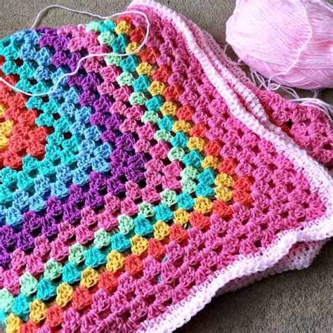 Fast and Free Baby Blanket Crochet Pattern Easy - mecrochet.com