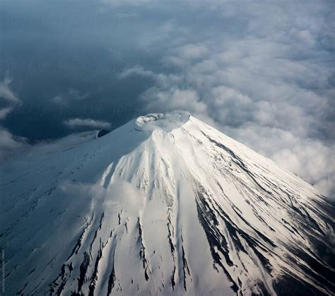 «The Crater Of Mt. Fuji From Above» del colaborador de Stocksy «Yuko ...