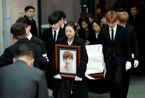 Estrellas del k-pop lloran la pérdida de Kim Jong-hyun en un funeral ...