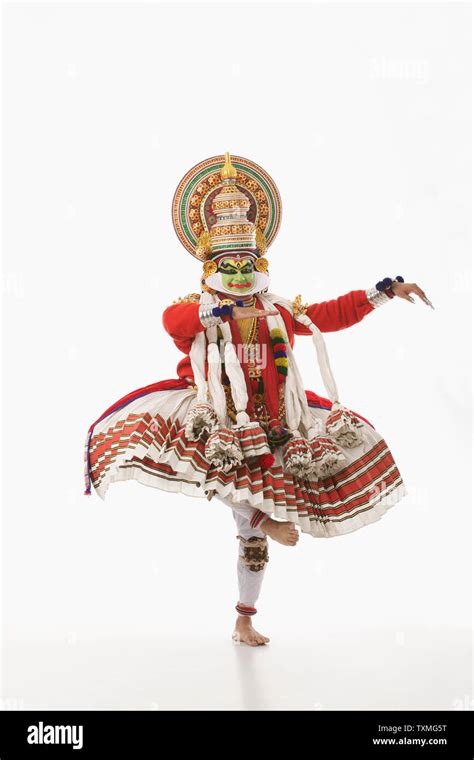 Kathakali dancer performing Stock Photo - Alamy