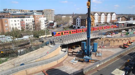 Kingston Pedestrian and Cycle bridge Installation - Time-Lapse - YouTube