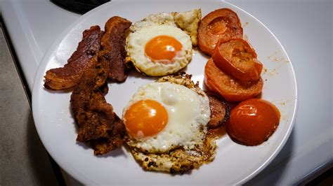 Breakfast; crispy bacon, eggs, and tomato - Breakfast in America