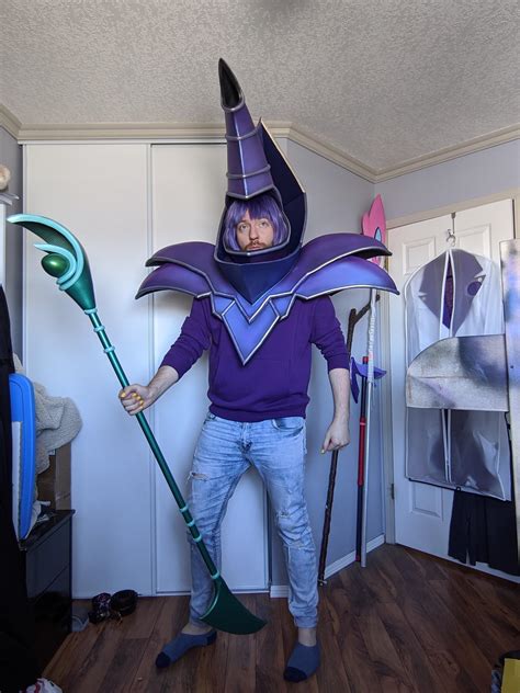 Update on my Dark Magician cosplay. The armour is finished and all that ...