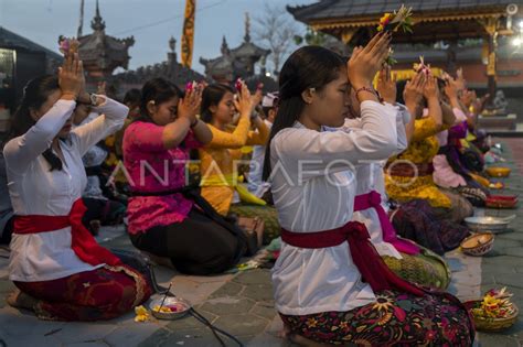 PERAYAAN HARI RAYA SARASWATI | ANTARA Foto