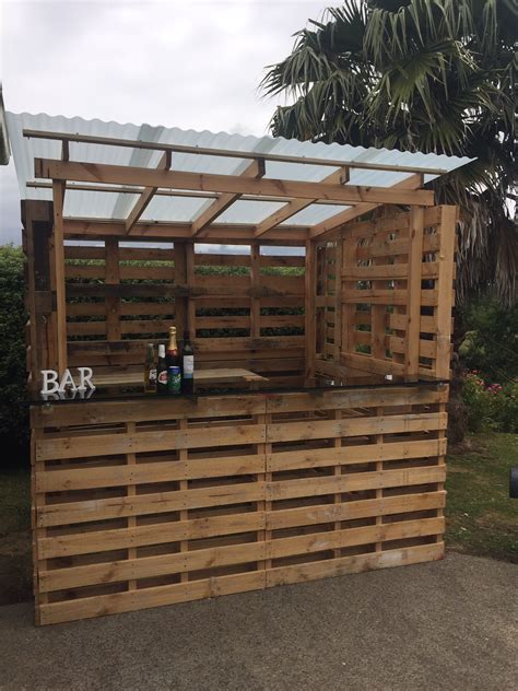 Outdoor Pallet Bar | Outdoor pallet bar, Pallet bar diy, Outdoor patio bar