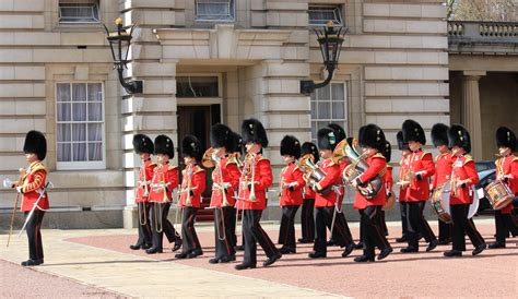 A Guide to Changing of the Guard at London's Buckingham Palace