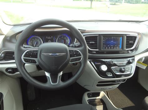 2021 Chrysler Voyager Chrysler 3 Passenger and 2 Wheelchair Van