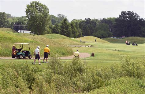 As restrictions ease, Minnesotans are flooding golf courses