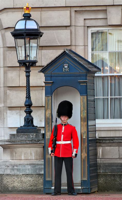 Queens Guard, Buckingham Palace. Photo by Mike Cano #mikecanophoto ...