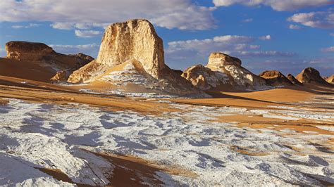 Rock formations at White Desert National Park near Farafra Oasis ...